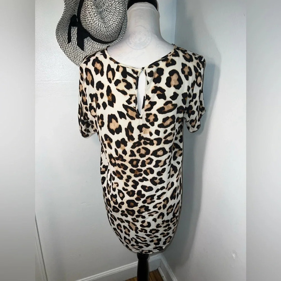 H&M, 8, leopard print, crewneck short sleeve, rear keyhole button Loop closure - Picture 3 of 8
